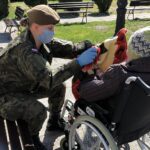 20.04.2020. Końskie. Żołnierze 10. ŚBOT pomagają osobom przebywającym w DPS / 10. Świętokrzyska Brygada Obrony Terytorialnej