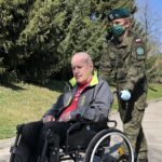 20.04.2020. Końskie. Żołnierze 10. ŚBOT pomagają osobom przebywającym w DPS / 10. Świętokrzyska Brygada Obrony Terytorialnej