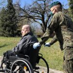 20.04.2020. Końskie. Żołnierze 10. ŚBOT pomagają osobom przebywającym w DPS / 10. Świętokrzyska Brygada Obrony Terytorialnej