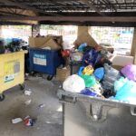 14.04.2020. Kielce. Przepełnione pojemniki w altanach śmietnikowych / Jarosław Kubalski / Radio Kielce