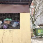 14.04.2020. Kielce. Przepełnione pojemniki w altanach śmietnikowych / Jarosław Kubalski / Radio Kielce