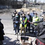 20.04.2020. Sitkówka-Nowiny. Składowisko odpadów. Na zdjęciu (od lewej): poseł Mariusz Gosek, Jacek Ozdoba - wiceminister klimatu, wicewojewoda Rafał Nowak, Tomasz Pleban - wicestarosta powiatu kieleckiego, Paweł Ciećko - główny inspektor ochrony środowiska, wójt Sebastian Nowaczkiewicz i Witold Bruzda - wojewódzki inspektor ochrony środowiska / Jarosław Kubalski / Radio Kielce