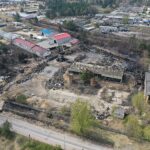 24.04.2020. Sitkówka-Nowiny. Składowisko niebezpiecznych odpadów przy ul. Perłowej po pożarze / Jarosław Kubalski / Radio Kielce