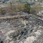 24.04.2020. Sitkówka-Nowiny. Składowisko niebezpiecznych odpadów przy ul. Perłowej po pożarze / Jarosław Kubalski / Radio Kielce