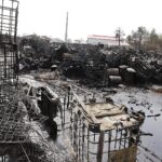 24.04.2020. Sitkówka-Nowiny. Składowisko niebezpiecznych odpadów przy ul. Perłowej po pożarze / Jarosław Kubalski / Radio Kielce