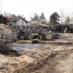 24.04.2020. Sitkówka-Nowiny. Składowisko niebezpiecznych odpadów przy ul. Perłowej po pożarze / Jarosław Kubalski / Radio Kielce