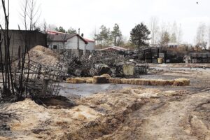 24.04.2020. Sitkówka-Nowiny. Składowisko niebezpiecznych odpadów przy ul. Perłowej po pożarze / Jarosław Kubalski / Radio Kielce