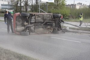 24.04.2020 Kielce. Dachowanie pojazdu na ul. Łódzkiej / Jarosław Kubalski / Radio Kielce