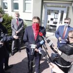 28.04.2020 Kielce. Konferencja starosty kieleckiego przed Powiatowym Urzędem Pracy. Na zdjęciu od lewej: Grzegorz Piwko - dyrektor PUP, Mirosław Gębski - starosta kielecki, Tomasz Pleban - wicestarosta kielecki / Jarosław Kubalski / Radio Kielce