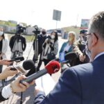 28.04.2020 Kielce. Konferencja starosty kieleckiego przed Powiatowym Urzędem Pracy / Jarosław Kubalski / Radio Kielce