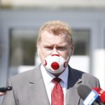 28.04.2020 Kielce. Konferencja starosty kieleckiego przed Powiatowym Urzędem Pracy. Na zdjęciu od lewej: Grzegorz Piwko - dyrektor PUP / Jarosław Kubalski / Radio Kielce