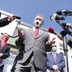 28.04.2020 Kielce. Konferencja starosty kieleckiego przed Powiatowym Urzędem Pracy. Na zdjęciu od lewej: Mirosław Gębski - starosta kielecki, Grzegorz Piwko - dyrektor PUP, Tomasz Pleban - wicestarosta kielecki / Jarosław Kubalski / Radio Kielce