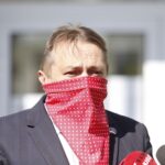 28.04.2020 Kielce. Konferencja starosty kieleckiego przed Powiatowym Urzędem Pracy. Na zdjęciu Mirosław Gębski - starosta kielecki / Jarosław Kubalski / Radio Kielce