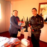 07.04.2020 Sandomierz. Poseł Marek Kwitek przekazuje przyłbice ochronne i rękawiczki sandomierskim instytucjom na walkę z koronawirusem / Biuro poselskie posła Marka Kwitka