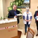 07.04.2020 Sandomierz. Poseł Marek Kwitek przekazuje przyłbice ochronne i rękawiczki sandomierskim instytucjom na walkę z koronawirusem / Biuro poselskie posła Marka Kwitka