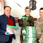 07.04.2020 Sandomierz. Poseł Marek Kwitek przekazuje przyłbice ochronne i rękawiczki sandomierskim instytucjom na walkę z koronawirusem / Biuro poselskie posła Marka Kwitka