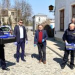 07.04.2020 Sandomierz. Poseł Marek Kwitek przekazuje przyłbice ochronne i rękawiczki sandomierskim instytucjom na walkę z koronawirusem. Drugi z lewej burmistrz Sandomierza Marcin Marzec, trzeci z lewej poseł PiS Marek Kwitek / Biuro poselskie posła Marka Kwitka