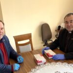 07.04.2020 Sandomierz. Poseł Marek Kwitek przekazuje przyłbice ochronne i rękawiczki sandomierskim instytucjom na walkę z koronawirusem / Biuro poselskie posła Marka Kwitka