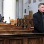 14.04.2020 Wiślica. Msza w święto Chrztu Polski. Na zdjęciu (od lewej): Jacek Gocyk - przewodniczący rady miejskiej w Wiślicy i Andrzej Pruś - przewodniczący sejmiku województwa / Marta Gajda / Radio Kielce