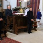 14.04.2020 Wiślica. Msza w święto Chrztu Polski. Na zdjęciu (od lewej): poseł Krzysztof Lipiec, marszałek Andrzej Bętkowski, wojewoda Zbigniew Koniusz, Edyta Bobryk - dyrygent Chóru Parafii Garnizonowej z Kielc / Marta Gajda / Radio Kielce