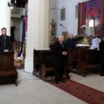 14.04.2020 Wiślica. Msza w święto Chrztu Polski. Na zdjęciu (od lewej): Jacek Gocyk - przewodniczący rady miejskiej w Wiślicy, Andrzej Pruś - przewodniczący sejmiku, poseł Krzysztof Lipiec, marszałek Andrzej Bętkowski, wojewoda Zbigniew Koniusz i Edyta Bobryk - dyrygent Chóru Parafii Garnizonowej z Kielc / Marta Gajda / Radio Kielce