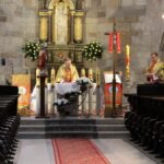 14.04.2020 Wiślica. Msza w święto Chrztu Polski. Na zdjęciu (od lewej): ksiądz Wiesław Stępień - kustosz sanktuarium w Wiślicy i podpułkownik ksiądz Grzegorz Kamiński / Marta Gajda / Radio Kielce