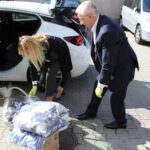 14.04.2020. Wiślica. Przekazanie środków ochrony osobistej. Na zdjęciu (od lewej): Małgorzata Pruś - dyrektor biura poselskiego posła Krzysztofa Lipca i Krzysztof Lipiec - poseł PiS / Marta Gajda / Radio Kielce