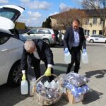 14.04.2020. Wiślica. Przekazanie środków ochrony osobistej. Na zdjęciu (od lewej): Krzysztof Lipiec - poseł PiS i Jarosław Jaworski - burmistrz Wiślicy / Marta Gajda / Radio Kielce