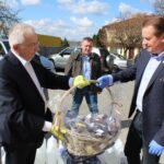 14.04.2020. Wiślica. Przekazanie środków ochrony osobistej. Na zdjęciu (od lewej): Krzysztof Lipiec - poseł PiS i Jarosław Jaworski - burmistrz Wiślicy / Marta Gajda / Radio Kielce