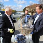 14.04.2020. Wiślica. Przekazanie środków ochrony osobistej. Na zdjęciu (od lewej): Krzysztof Lipiec - poseł PiS i Jarosław Jaworski - burmistrz Wiślicy / Marta Gajda / Radio Kielce