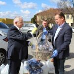 14.04.2020. Wiślica. Przekazanie środków ochrony osobistej. Na zdjęciu (od lewej): Krzysztof Lipiec - poseł PiS i Jarosław Jaworski - burmistrz Wiślicy / Marta Gajda / Radio Kielce