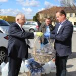 14.04.2020. Wiślica. Przekazanie środków ochrony osobistej. Na zdjęciu (od lewej): Krzysztof Lipiec - poseł PiS i Jarosław Jaworski - burmistrz Wiślicy / Marta Gajda / Radio Kielce