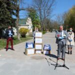 27.04.2020. Busko-Zdrój. Pomoc dla domów pomocy społecznej. Na zdjęciu (od lewej): Ludomir Leszczyński - radny Rady Powiatu Buskiego, Mariusz Brelski - przedstawiciel urzędu marszałkowskiego, Paweł Gładkiewicz, Maciej Gawin - radny Sejmiku Województwa Świętokrzyskiego i Magdalena Konieczna - radna Rady Miejskiej w Busku-Zdroju / Marta Gajda / Radio Kielce