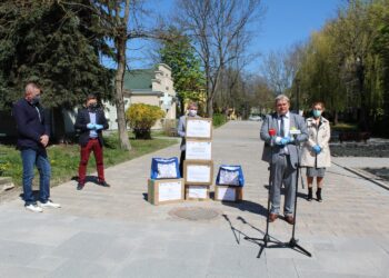 27.04.2020. Busko-Zdrój. Pomoc dla domów pomocy społecznej. Na zdjęciu (od lewej): Ludomir Leszczyński - radny Rady Powiatu Buskiego, Mariusz Brelski - przedstawiciel urzędu marszałkowskiego, Paweł Gładkiewicz, Maciej Gawin - radny Sejmiku Województwa Świętokrzyskiego i Magdalena Konieczna - radna Rady Miejskiej w Busku-Zdroju / Marta Gajda / Radio Kielce