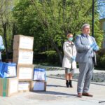 27.04.2020. Busko-Zdrój. Pomoc dla domów pomocy społecznej. Na zdjęciu (od lewej): Paweł Gładkiewicz, Magdalena Konieczna - radna Rady Miejskiej w Busku-Zdroju i Maciej Gawin - radny Sejmiku Województwa Świętokrzyskiego / Marta Gajda