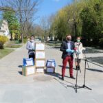 27.04.2020. Busko-Zdrój. Pomoc dla domów pomocy społecznej. Na zdjęciu (od lewej): Ludomir Leszczyński - radny Rady Powiatu Buskiego, Paweł Gładkiewicz, Mariusz Brelski - przedstawiciel urzędu marszałkowskiego, Magdalena Konieczna - radna Rady Miejskiej w Busku-Zdroju i Maciej Gawin - radny Sejmiku Województwa Świętokrzyskiego / Marta Gajda