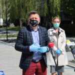 27.04.2020. Busko-Zdrój. Pomoc dla domów pomocy społecznej. Na zdjęciu (od lewej): Mariusz Brelski - przedstawiciel urzędu marszałkowskiego i Magdalena Konieczna - radna Rady Miejskiej w Busku-Zdroju / Marta Gajda