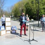 27.04.2020. Busko-Zdrój. Pomoc dla domów pomocy społecznej. Na zdjęciu (od lewej): Paweł Gładkiewicz, Mariusz Brelski - przedstawiciel urzędu marszałkowskiego, Magdalena Konieczna - radna Rady Miejskiej w Busku-Zdroju i Maciej Gawin - radny Sejmiku Województwa Świętokrzyskiego / Marta Gajda