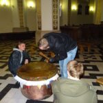 12.04.2020 Iwaniska. Tarabanienie w pustym kościele w czasie pandemii koronawirusa / Emilia Sitarska / Radio Kielce