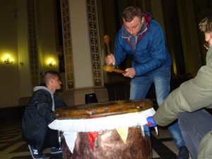 12.04.2020 Iwaniska. Tarabanienie w pustym kościele w czasie pandemii koronawirusa / Emilia Sitarska / Radio Kielce