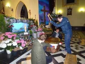 12.04.2020 Iwaniska. Tarabanienie w pustym kościele w czasie pandemii koronawirusa / Emilia Sitarska / Radio Kielce