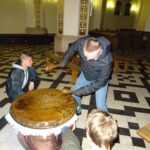 12.04.2020 Iwaniska. Tarabanienie w pustym kościele w czasie pandemii koronawirusa / Emilia Sitarska / Radio Kielce