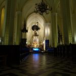 12.04.2020 Iwaniska. Tarabanienie w pustym kościele w czasie pandemii koronawirusa / Emilia Sitarska / Radio Kielce