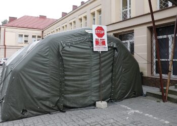 31.03.2020 Skarżysko - Kamienna. Szpital powiatowy. Koronawirus. Namiot / Jarosław Kubalski / Radio Kielce