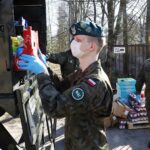 06.04.2020 Kielce. Caritas i Wojska Obrony Terytorialnej rozdają żywność potrzebującym / Jarosław Kubalski / Radio Kielce