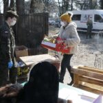 06.04.2020 Kielce. Caritas i Wojska Obrony Terytorialnej rozdają żywność potrzebującym / Jarosław Kubalski / Radio Kielce