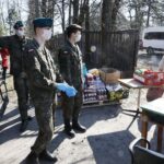 06.04.2020 Kielce. Caritas i Wojska Obrony Terytorialnej rozdają żywność potrzebującym / Jarosław Kubalski / Radio Kielce