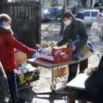06.04.2020 Kielce. Caritas i Wojska Obrony Terytorialnej rozdają żywność potrzebującym / Jarosław Kubalski / Radio Kielce