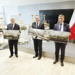 10.04.2020 Kielce. UW. Poseł Krzysztof Lipiec, wojewoda Zbigniew Koniusz i przewodniczący sejmiku Andrzej Pruś podczas konferencji na której zaprezentowano wizualizacje pomnika smoleńskiego według koncepcji wojewody / Jarosław Kubalski / Radio Kielce