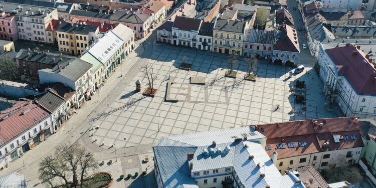 12.04.2020 Kielce. Widok na opustoszałe ulice i place / Jarosław Kubalski / Radio Kielce